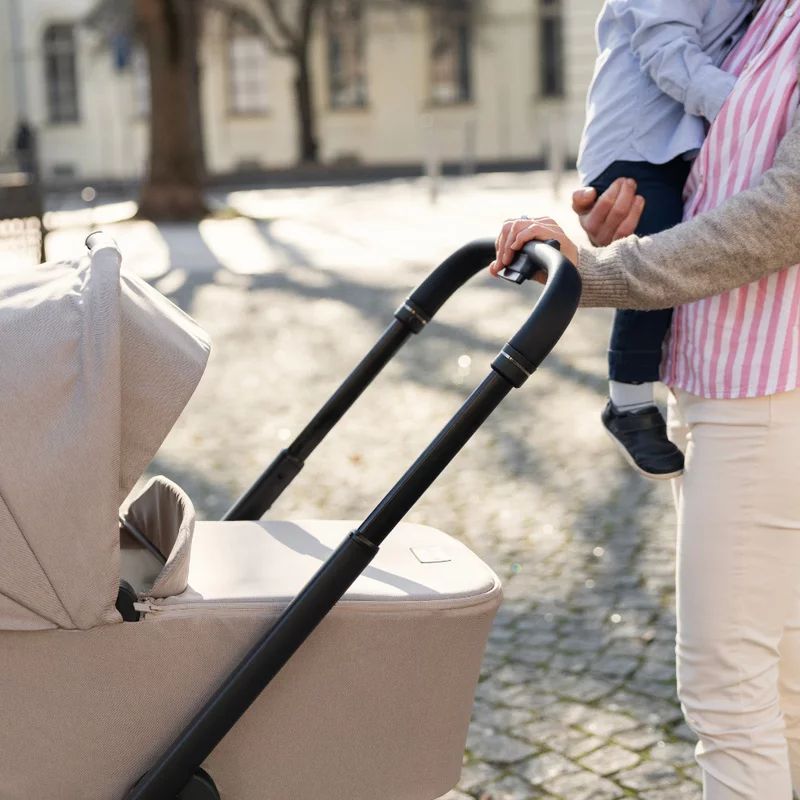 Carucior 2 in 1, Petite&Mars, Scout, Cu landou pliabil, Reversibil, Spatar si suport de picioare reglabile in 3 pozitii, Maner ajustabil, Cu accesorii, Pana la 22 kg, 0 luni+, Gri