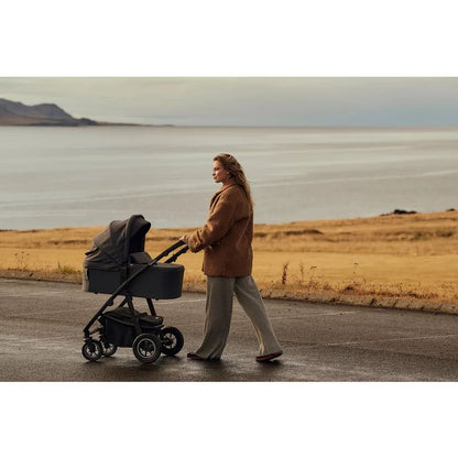Carucior 3 in 1, Lionelo, Amber Plus, Cadru aluminiu, Cu landou intarit si salteluta moale, Cu scoica auto testata ADAC, Reversibil, Maner ajustabil, Cu accesorii, Cu ventilatie panoramica 3D, Pana la 22 kg, EN1888-1, EN1888-2, EN1466, ECE R129, Gri