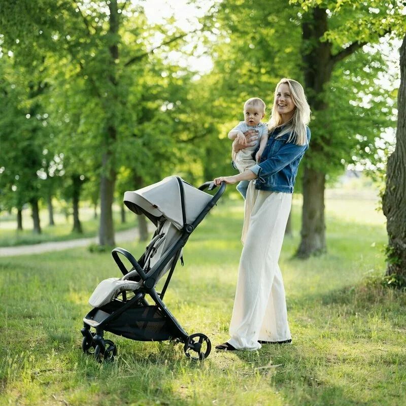 Carucior sport, Petite&Mars, Flip, Pliere compacta cu o mana, Spatar reglabil pana la pozitie de somn, Suport picioare reglabil, Copertina extensibila cu protectie UPF50+, Pana la 22 kg, 0 luni+, Negru