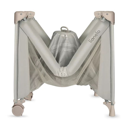 Patut pliant, Lionelo, Amelie, Cu intrare laterala, 100.5×70.5 cm, Include salteluta, roti, geanta pentru transport, Constructie usoara- 7 kg, Cadru stabil din otel, Bej